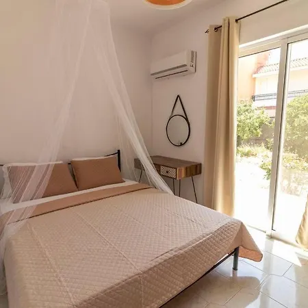 Fotis House *